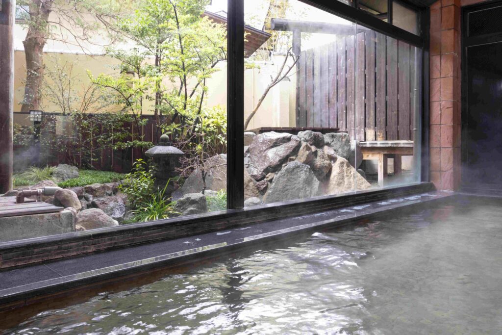 和の宿夢月の大浴場は、源泉かけ流しの天然温泉です